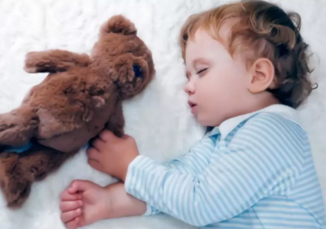 孩子每天睡眠不足9小時，近視風險增9倍