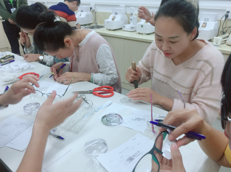 深圳視普泰第四屆驗光師定配工培訓班順利畢業！??！