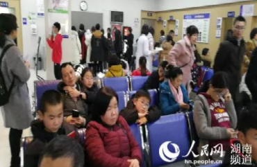 人民網(wǎng)：寒暑假成配鏡“高峰”：青少年近視問(wèn)題如何走出“低谷”？