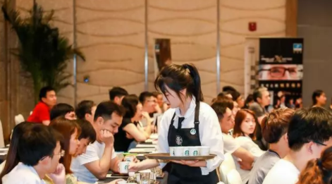 品類功能化升級，創造極致感體驗：依視路聯合歐萊雅舉行跨界培訓會